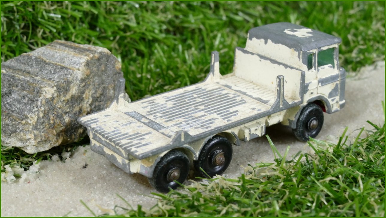 Model Autíčka Matchbox Lesney No.56 - Girder Truck - ulomena jedna zábrana na korbě