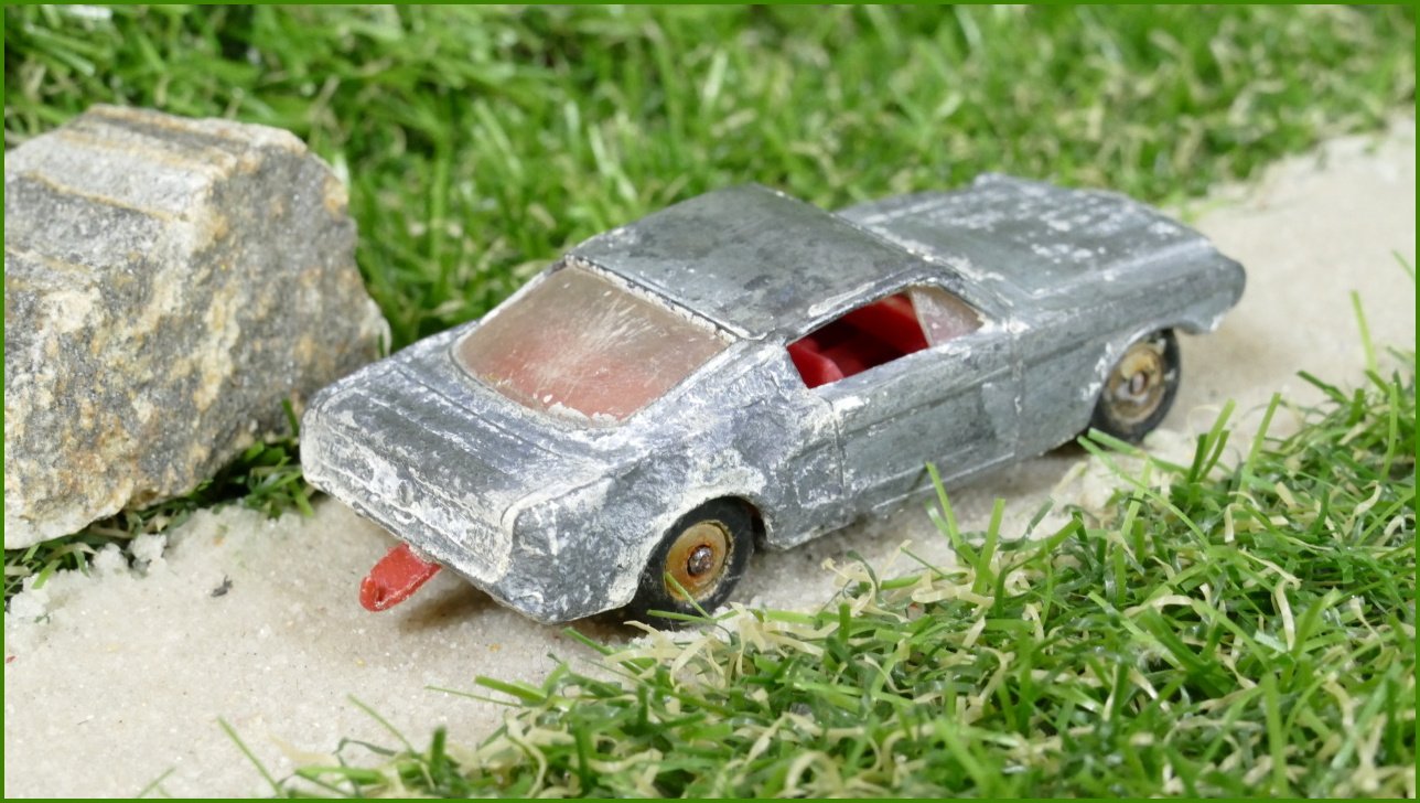 Model Autíčka Matchbox Lesney No.8 - Mustang - vada kapoty a boku