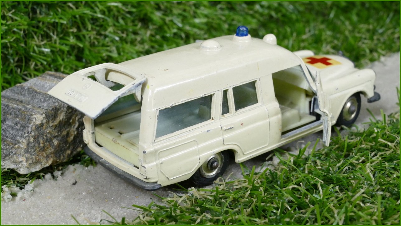 Model Autíčka Matchbox Lesney K-6 - Mercedes Benz "Binz" Ambulance - funkční zatáčecí mechanismus přední nápravy