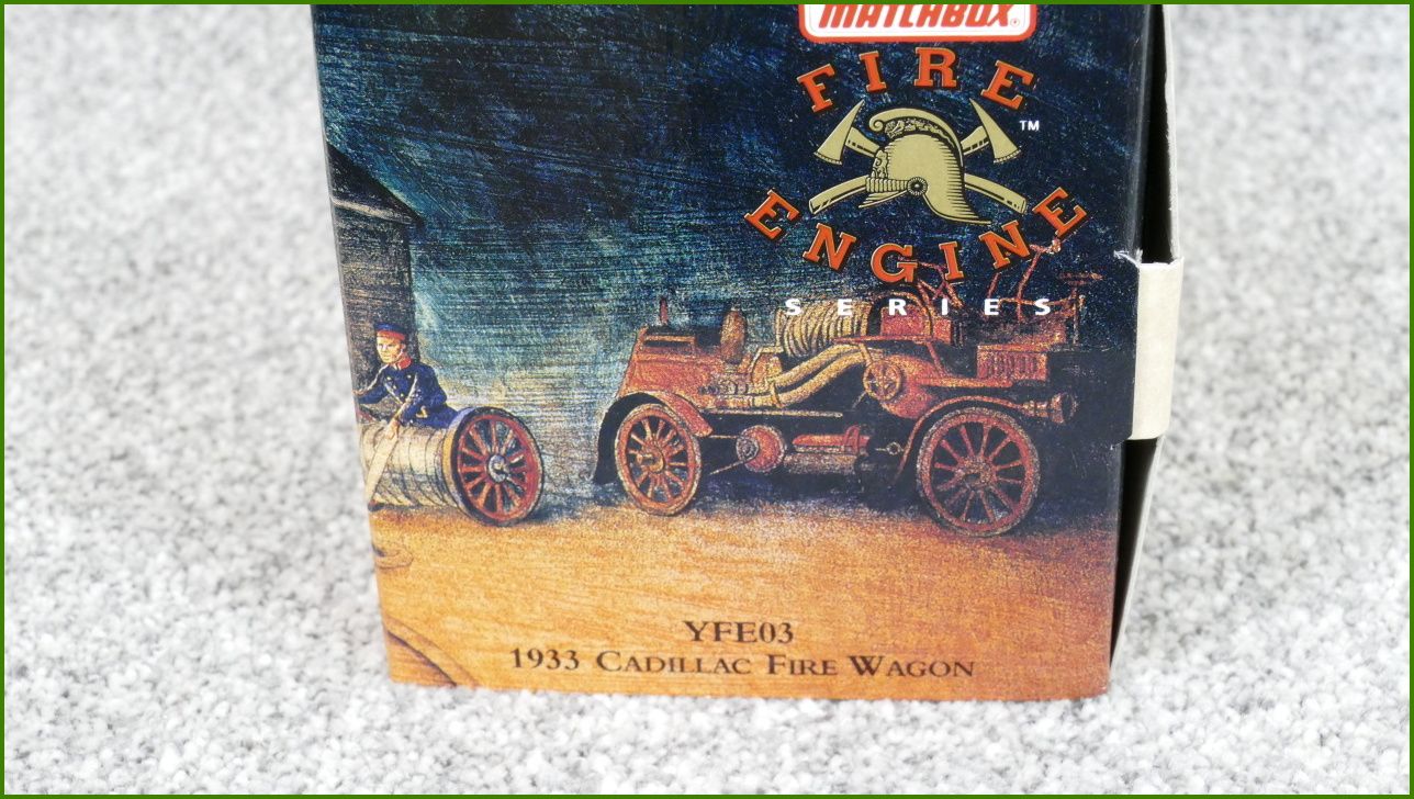 Matchbox Autíčko s Krabičkou YFE03 - 1933 Cadillac Fire Wagon