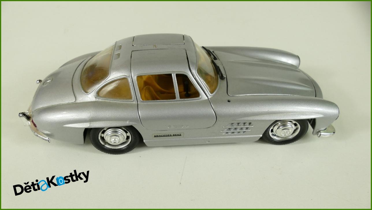 Model Auta Revell 1:24 - Mercedes 300 SL - Bez antény na kapotě