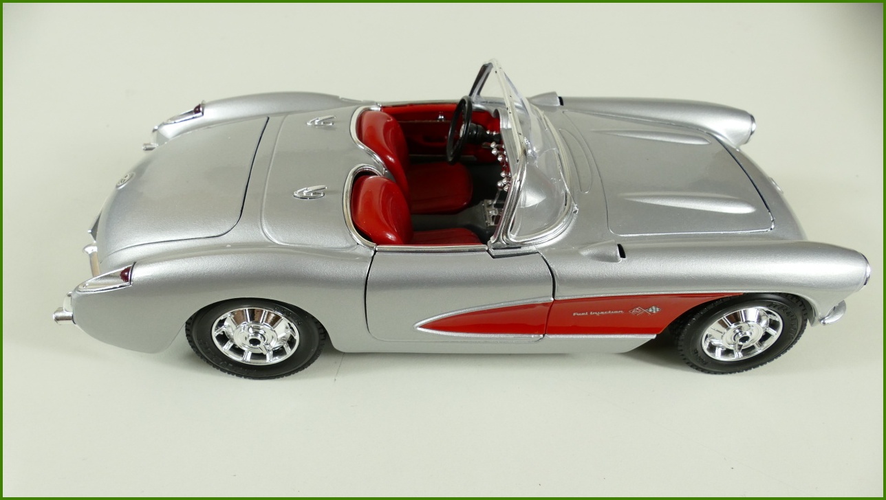 Kovový Model Bburago 1:18 - Chevrolet Corvette (1957) - Viz Popis
