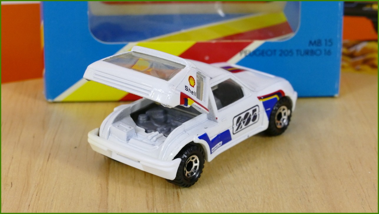 Angličák Autíčko Matchbox (Made in Macau) MB 15 - Peugeot 205 Turbo 16 - mírně zabarvený zadní nárazník z levé strany