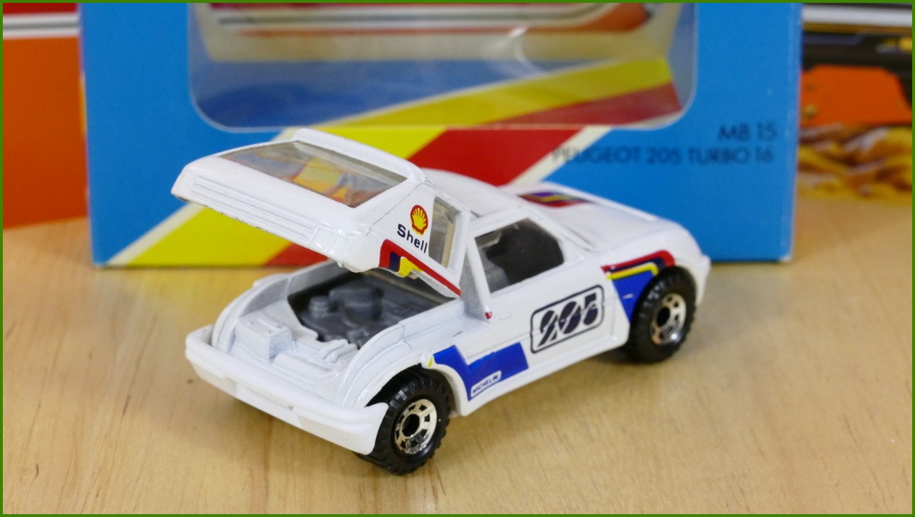 Angličák Autíčko Matchbox MB 15 - Peugeot 205 Turbo 16 - mírně zabarvený zadní nárazník z levé strany