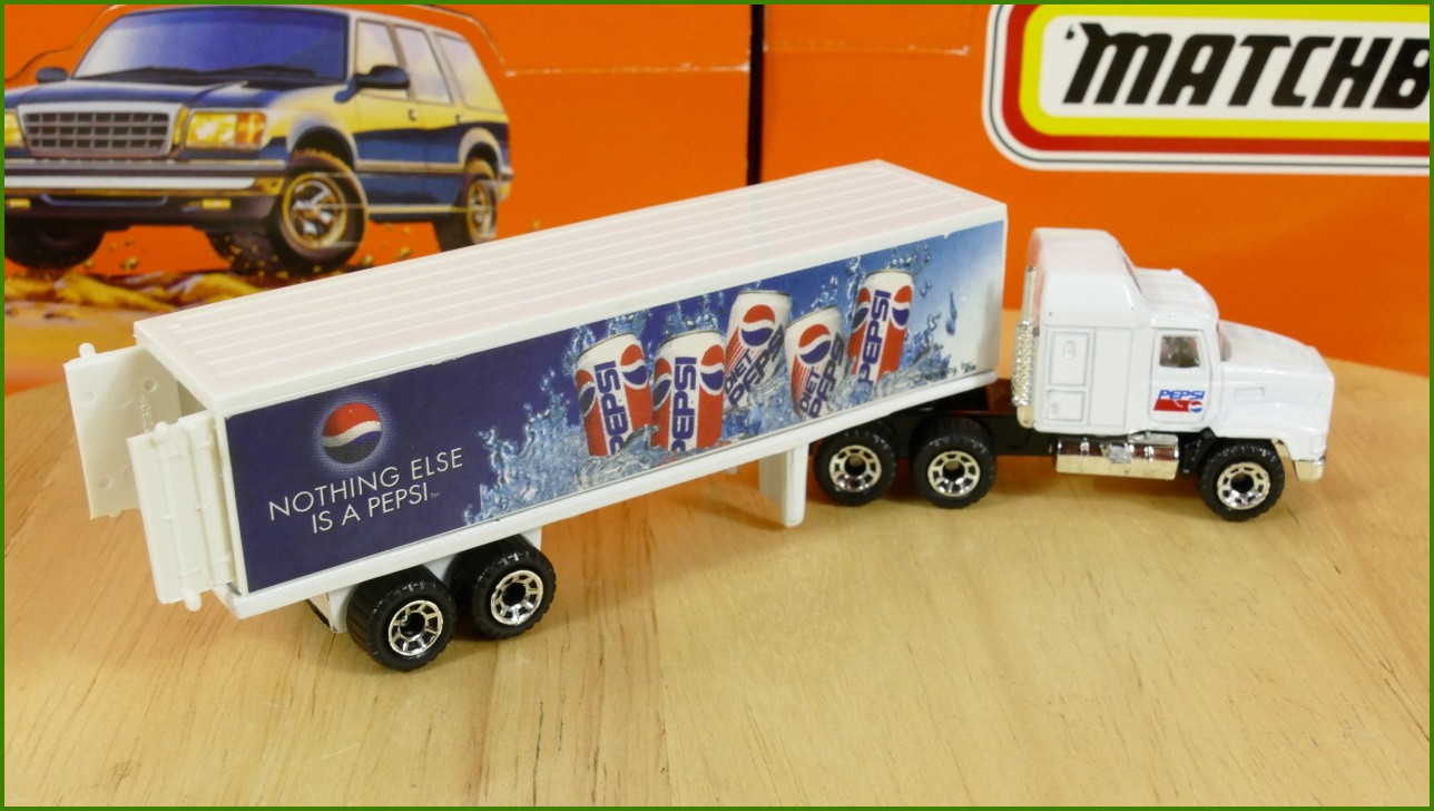 Model Matchbox Convoy Mack CH600 - Pepsi Trailer