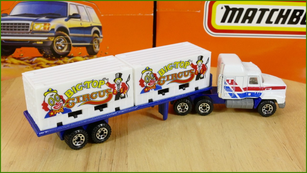 Model Matchbox Convoy CY-28 - Mack CH600 - Big-Top Circus Trailer - Drobná Prasklinka Plastového Obalu