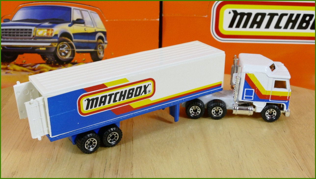 Model Matchbox Convoy CY-8 - Kenworth - Matchbox Trailer - Mírně Zabarvená Jedna Strana Návěsu