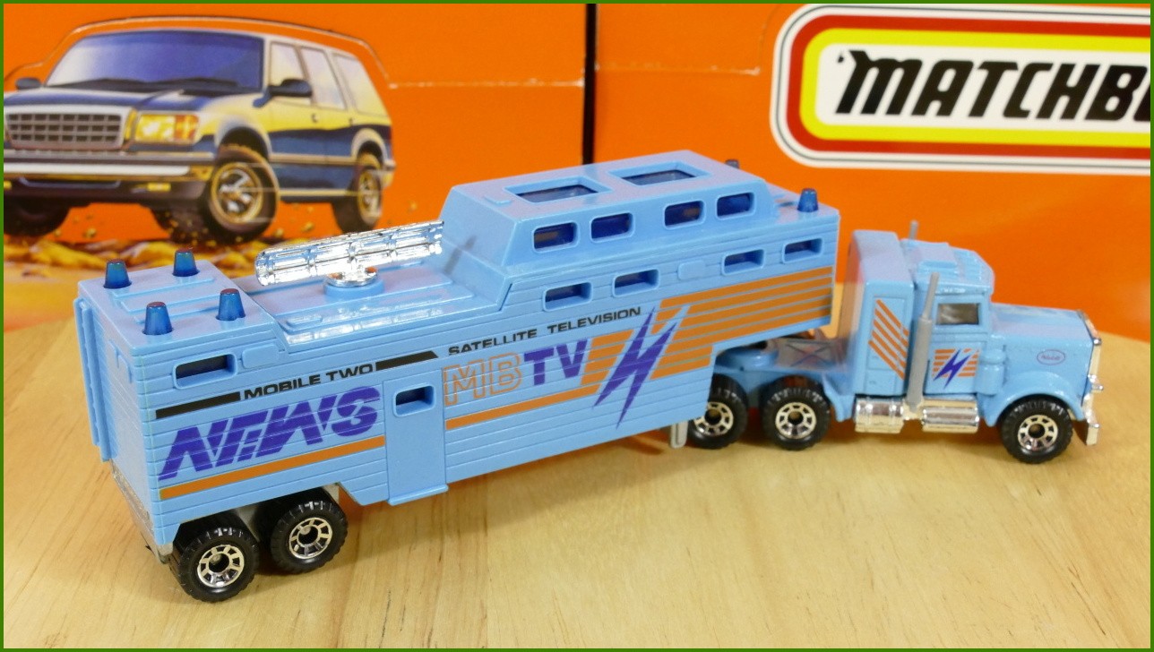 Model Matchbox Convoy CY-15 - Peterbilt - TV News Trailer - Mírně Zabarvená Levá Strana Návěsu