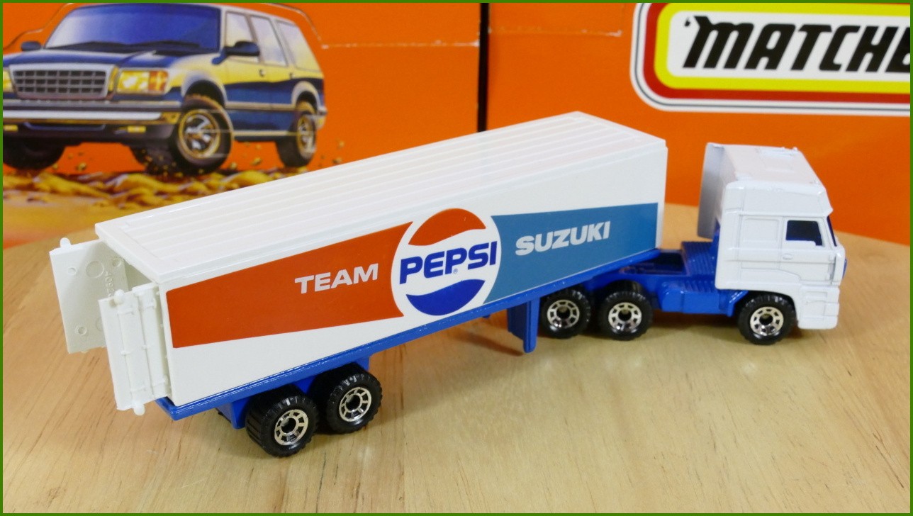 Model Matchbox Convoy CY-25 - DAF 3300 Space Cab - Pepsi - Levá Strana Návěsu Mírně Zabarvena