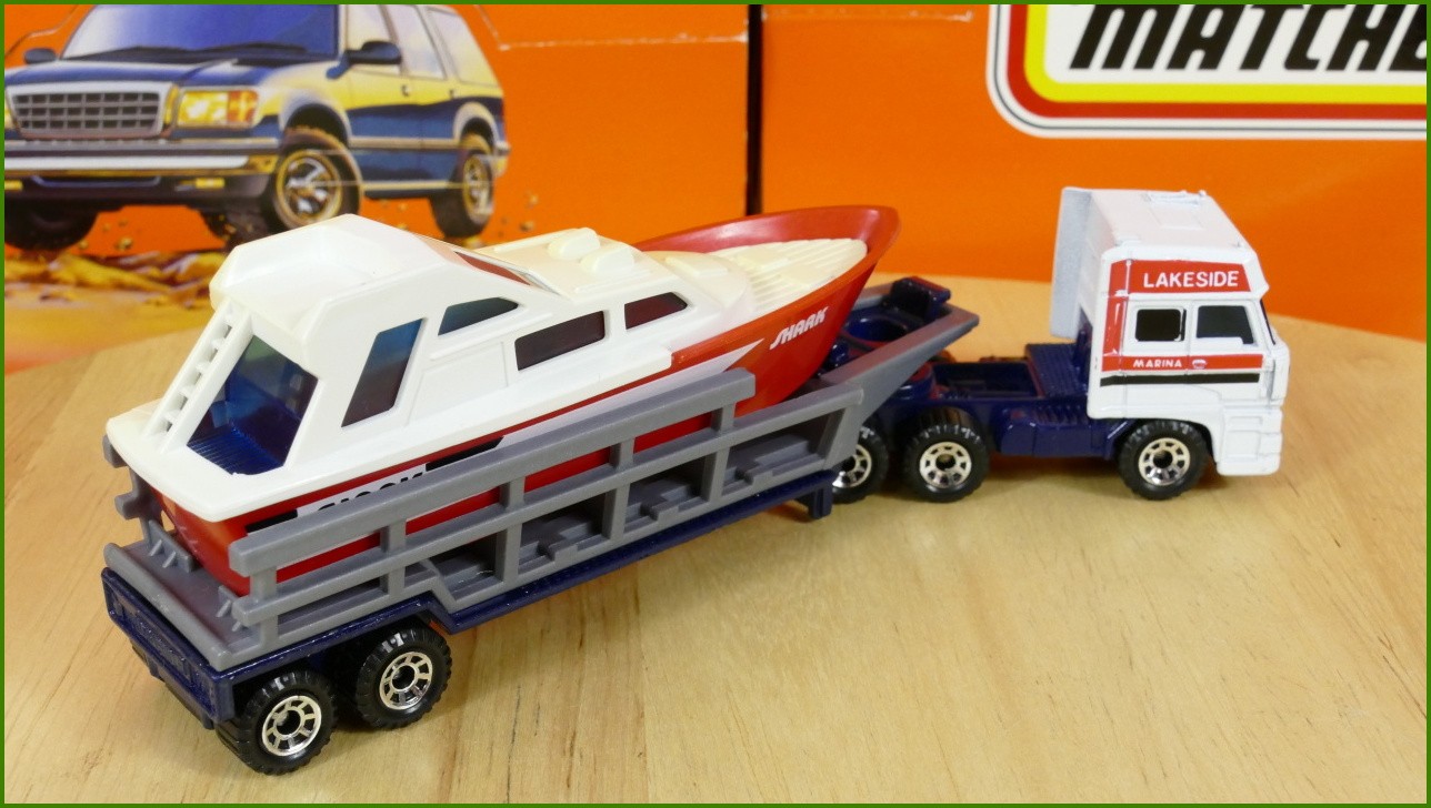 Model Matchbox Convoy CY 22 - DAF 3300 - Boat Trailer - loď ze strany zažloutlá