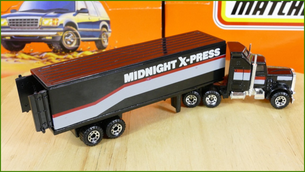 Model Matchbox Convoy CY 9 - Kenworth Aerodyne - Midnight X-Press - Drobná Prasklinka Plastového Obalu