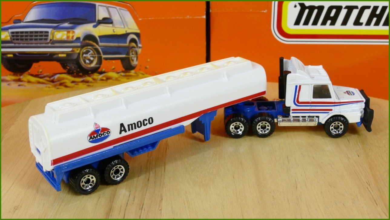 Model Matchbox Convoy CY 17 - Scania - Amoco Trailer - zažloutlý návěs z jedné strany - prasklý plast krabičky