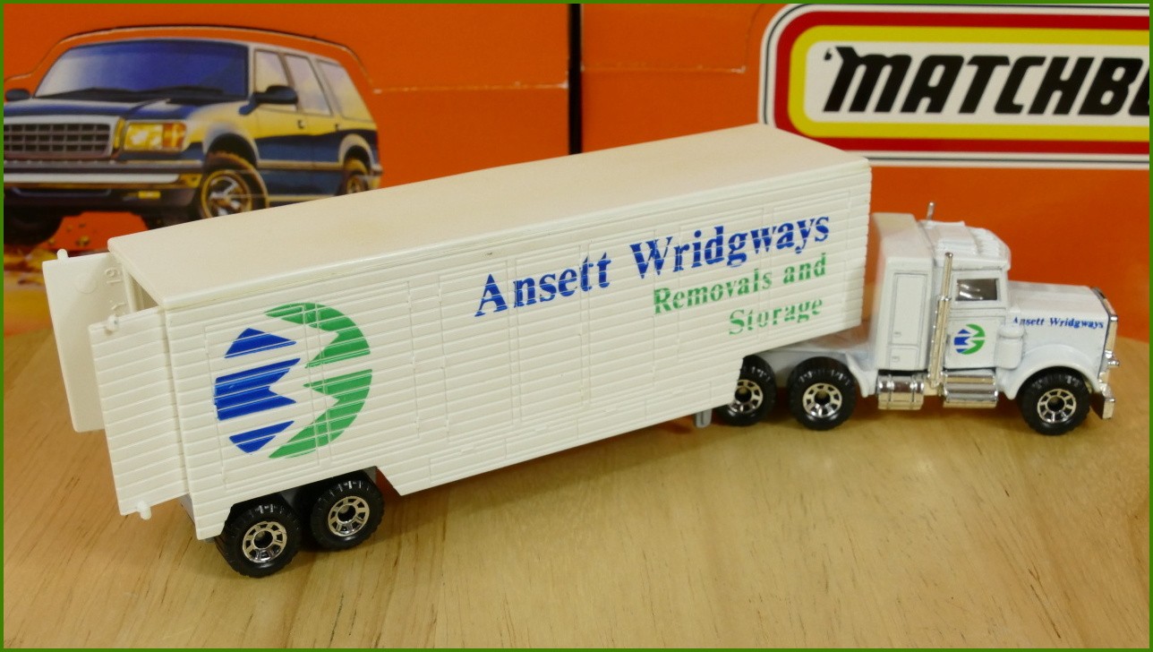 Model Matchbox Convoy CY 19 - Peterbilt - Ansett Wridgways - zažloutlý návěs zleva