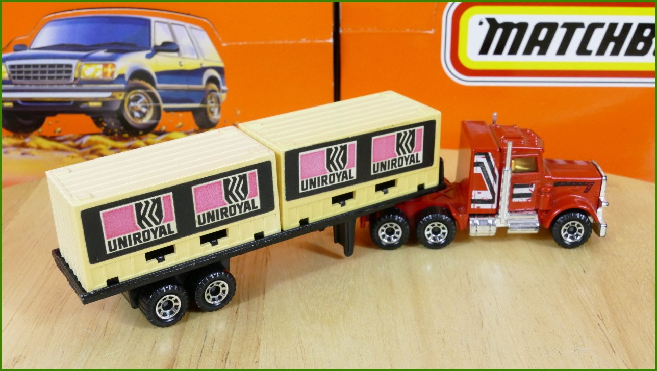 Model Matchbox Convoy CY 3 - Peterbilt - Uniroyal Trailer zažloutlý jeden kontejner - horší krabička