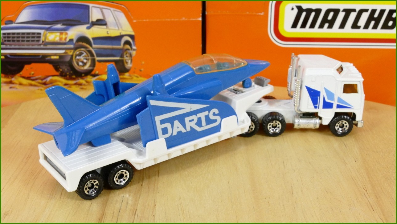 Model Matchbox Convoy CY 12 - Kenworth - Darts - zažloutlý zleva