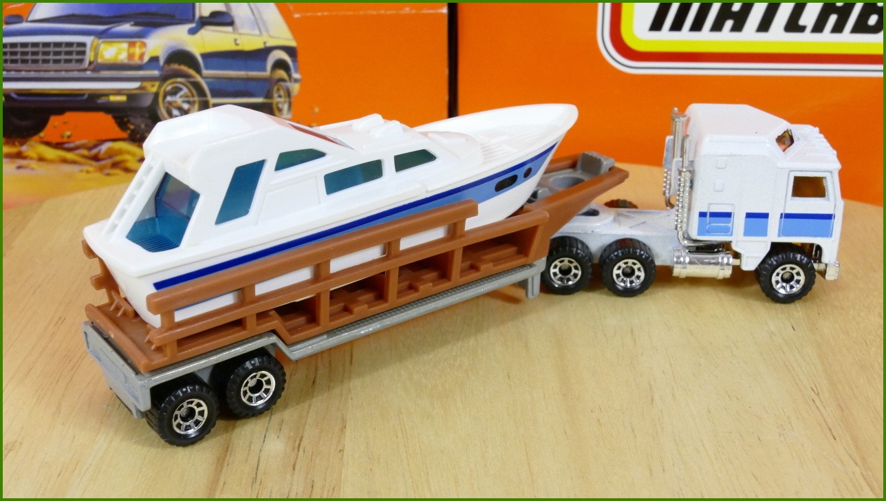 Model Matchbox Convoy CY 14 - Kenworth - Boat Trailer - loď zažloutlá zleva