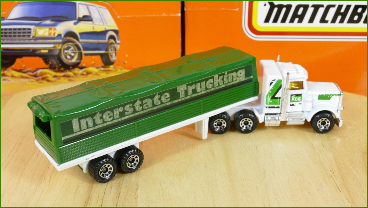 Model Matchbox Convoy CY 5 - Peterbilt - Interstate Trucking - popraskaný plast na krabičce