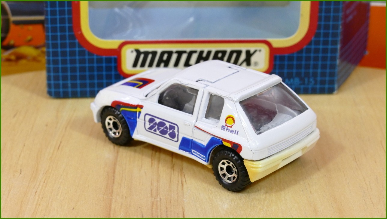 Matchbox Model MB-15 - Peugeot 205 Turbo 16 - zažloutlý roh zadního nárazníku