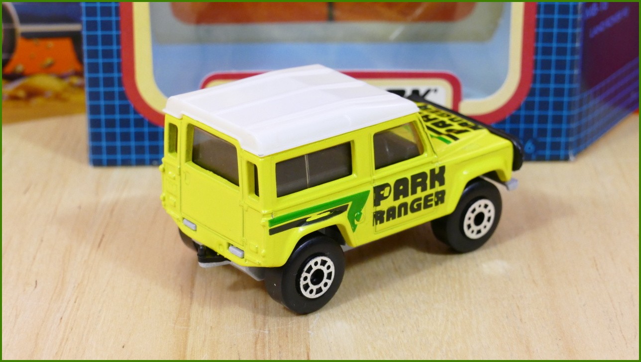 Matchbox Model MB-16 - Land Rover 90