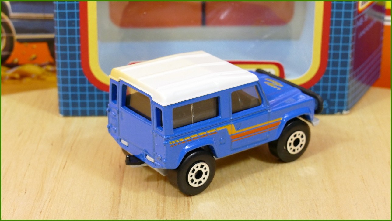 Matchbox Model MB-16 - Land Rover 90 - zabarvená střecha z jedné strany, prasklinka plastu krabičky