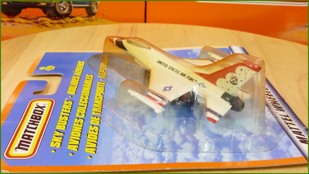 Matchbox Model Letadla Skybusters - F-16 - United States Air Force - zabarvený plastový obal