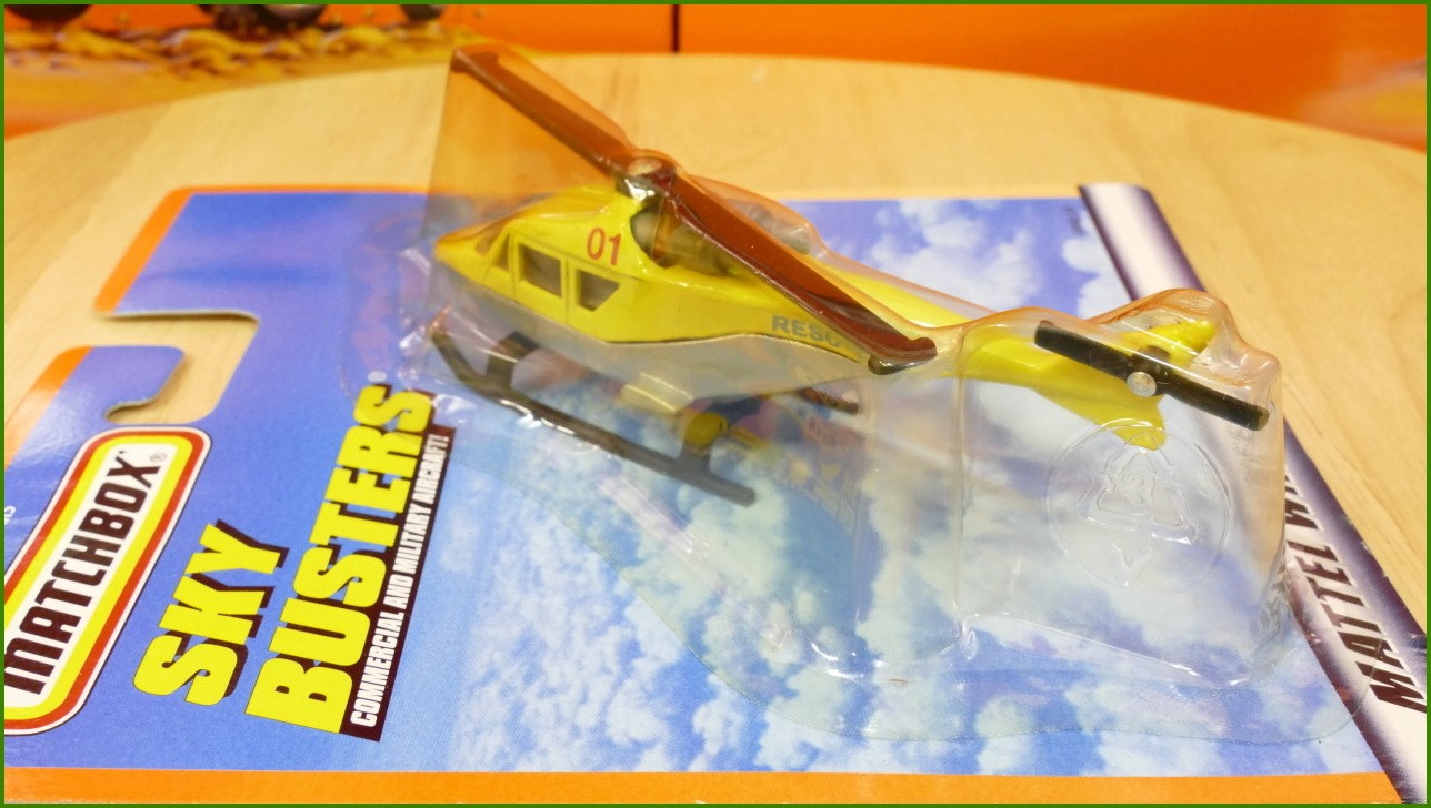 Matchbox Model Letadla Skybusters - Rescue Helicopter - Commercial And Millitary Aircraft - zabarvený plastový obal