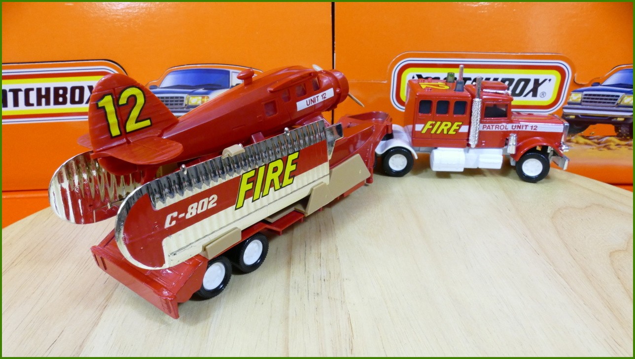 Matchbox Superkings K-134 Peterbilt Fire Spotter Plane Transporter