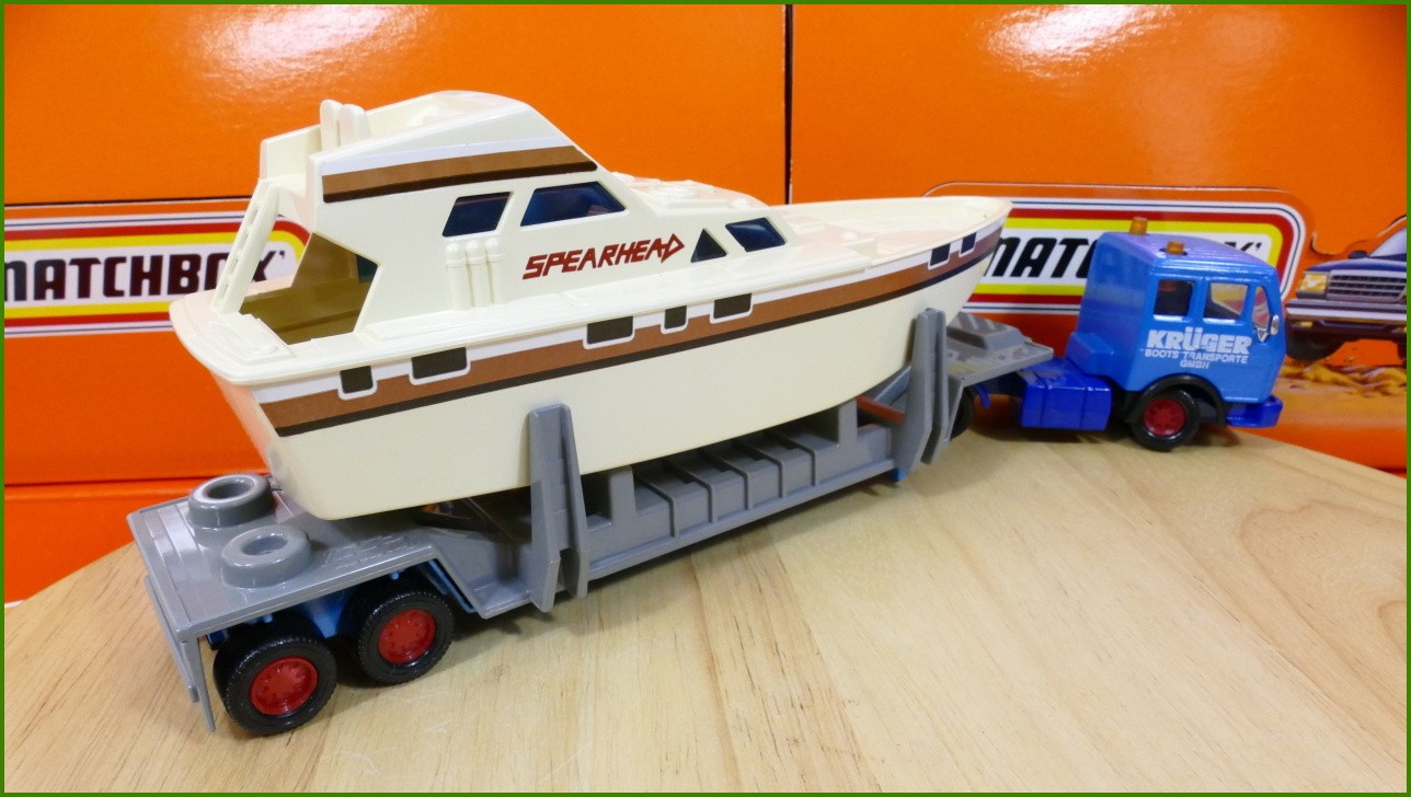 Matchbox Superkings K-129 Mercedes Benz Power Launch Transporter