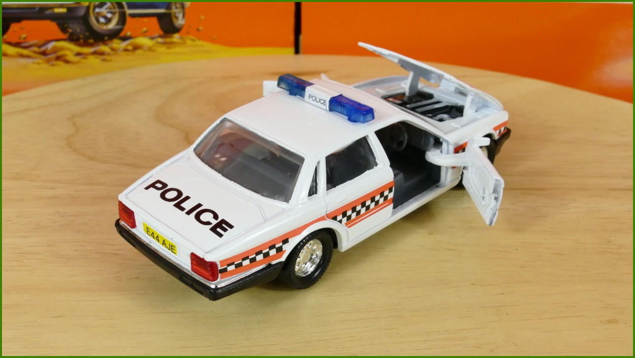 Model Autíčka Matchbox Superkings - K 153 - Jaguar XJ6 - Prasklý Plast Krabičky