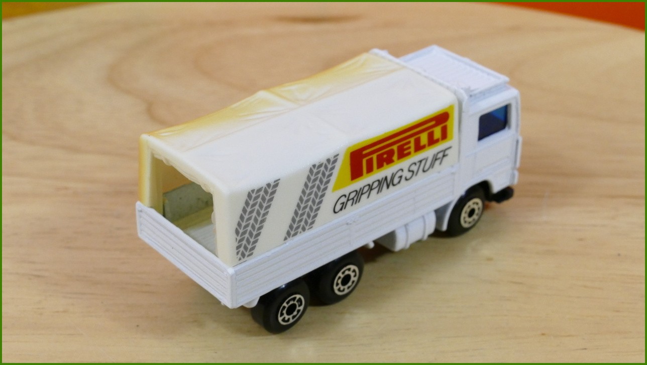 Angličák Matchbox MB-26 - Volvo Tilt Lorry - zažloutlá strana korby