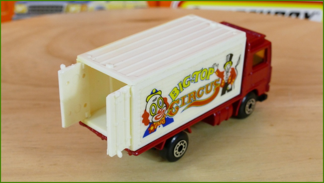 Autíčko Angličák Matchbox MB-62 - Volvo Container Truck - zažloutlá levá strana kontejneru