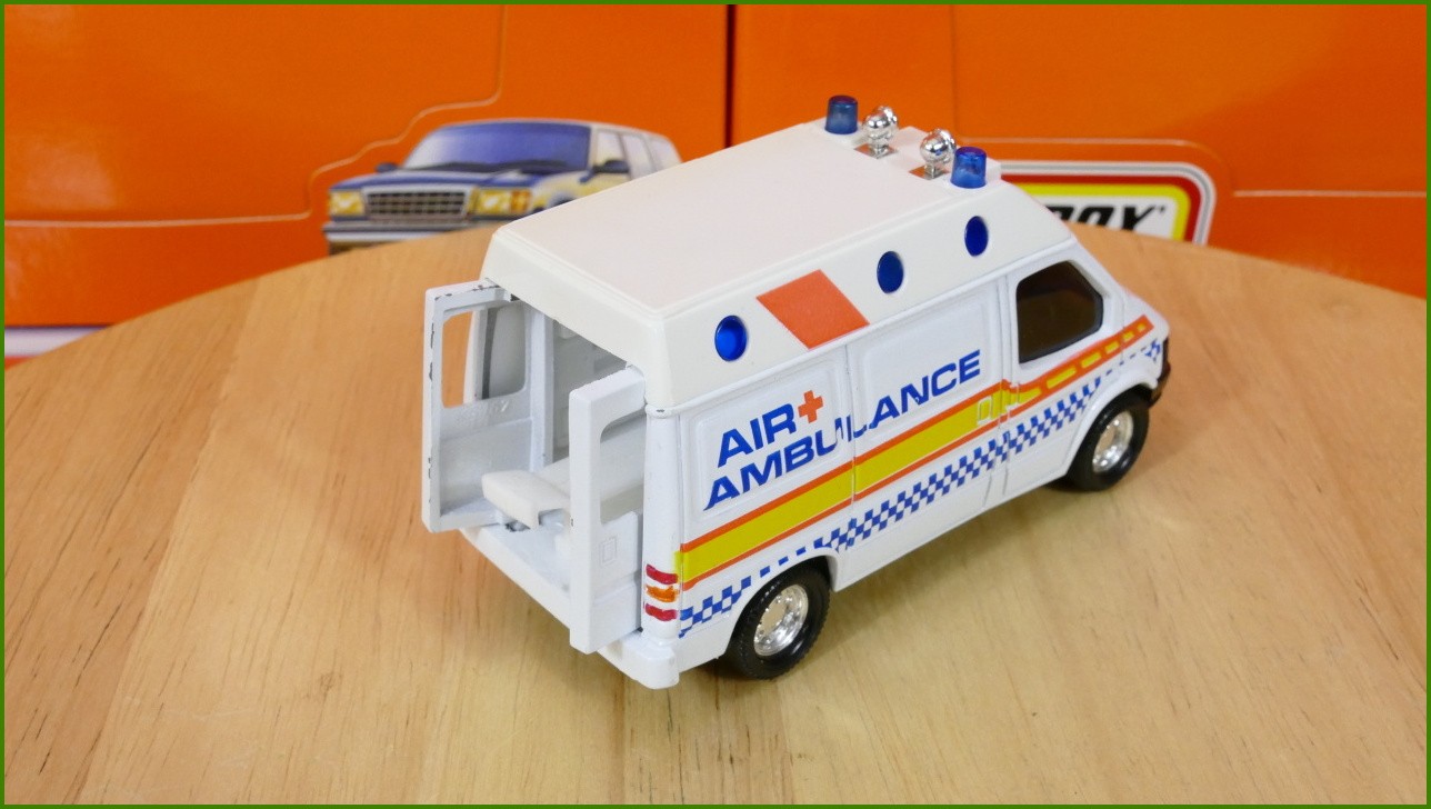 Anglilčák Matchbox Autíčko K-169 - Superkings - Ford Transit Ambulance