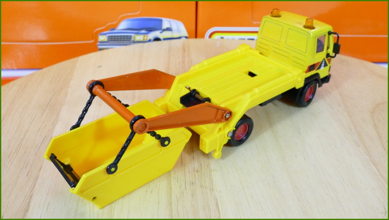 Anglilčák Matchbox Autíčko K-151 - Superkings - Leyland Skip Truck