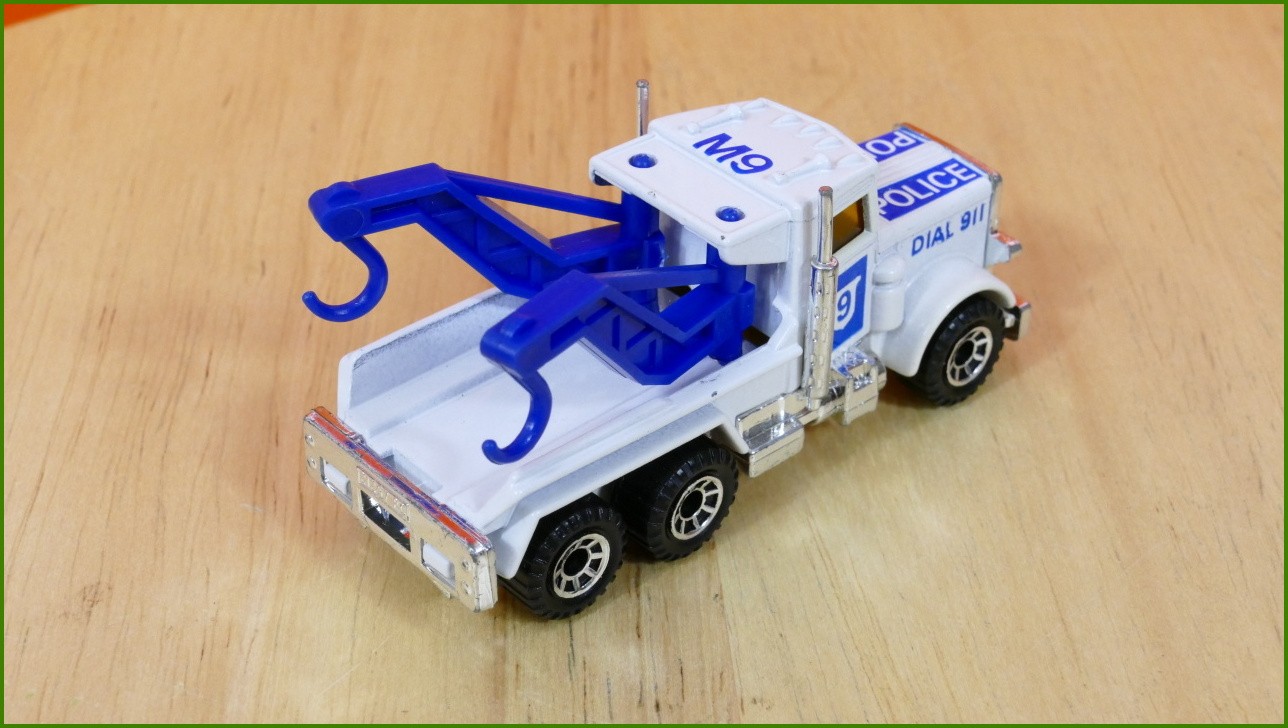 Matchbox Model Autíčka Peterbilt Police Wreck Truck