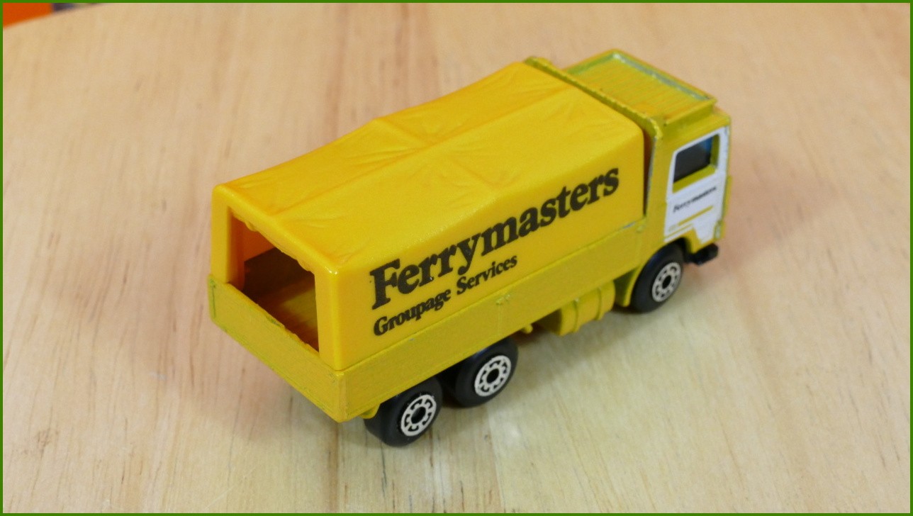 Matchbox Model Autíčka MB26 - Volvo Tilt Lorry