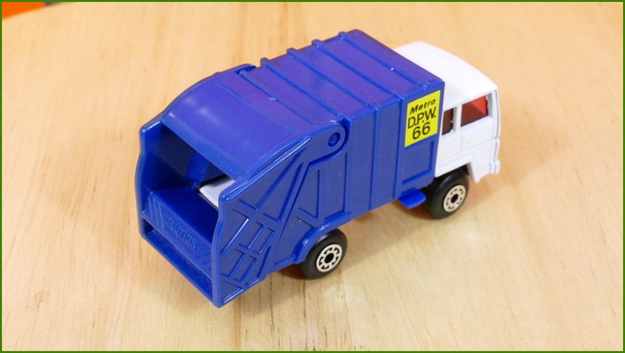 Matchbox Model Autíčka MB36 - Refuse Truck - zabarvená jedna strana korby