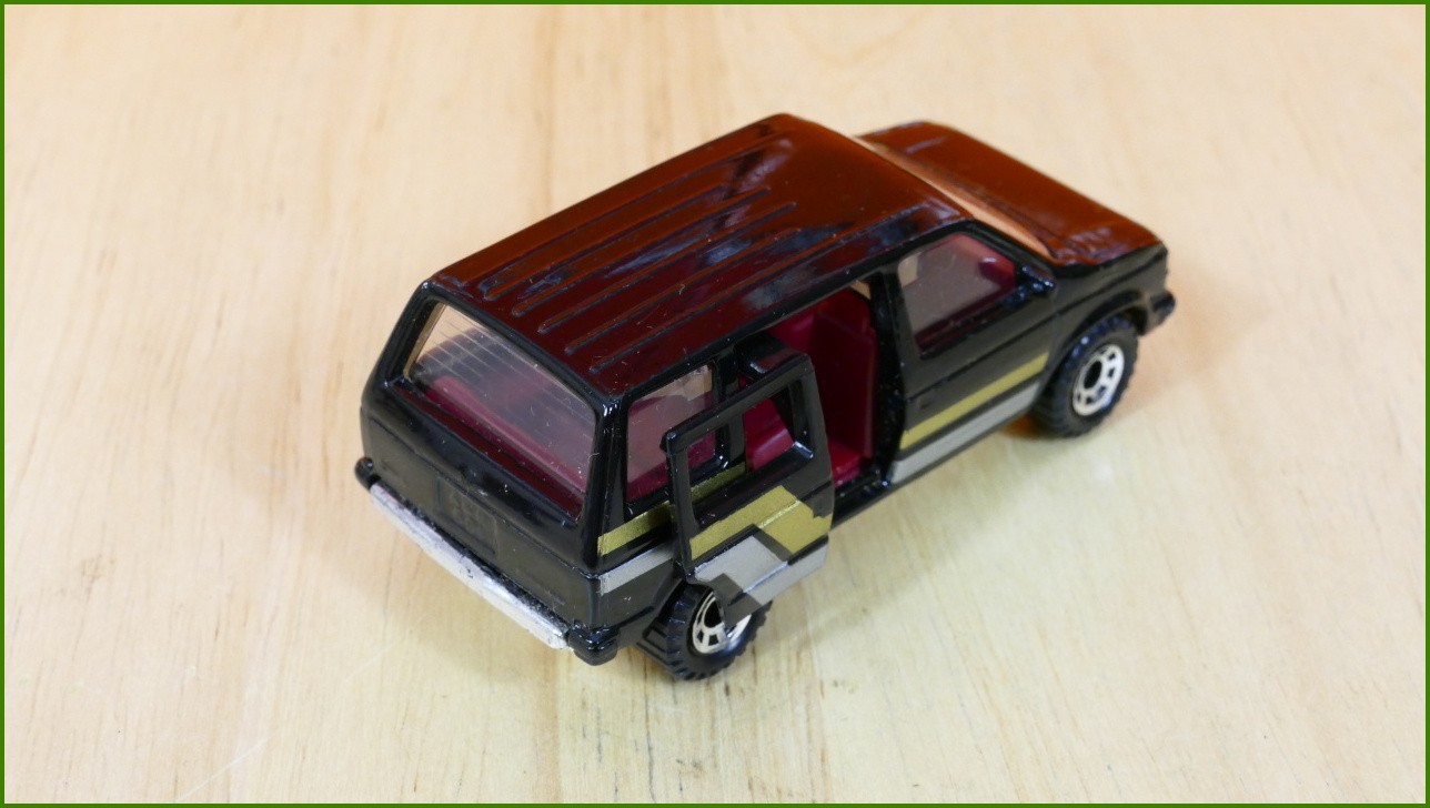 Matchbox Model Autíčka MB64 - Chrysler Caravan
