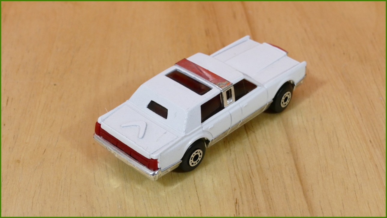 Matchbox Model Autíčka (Made in Thailand) MB-24 - Lincoln Town Car