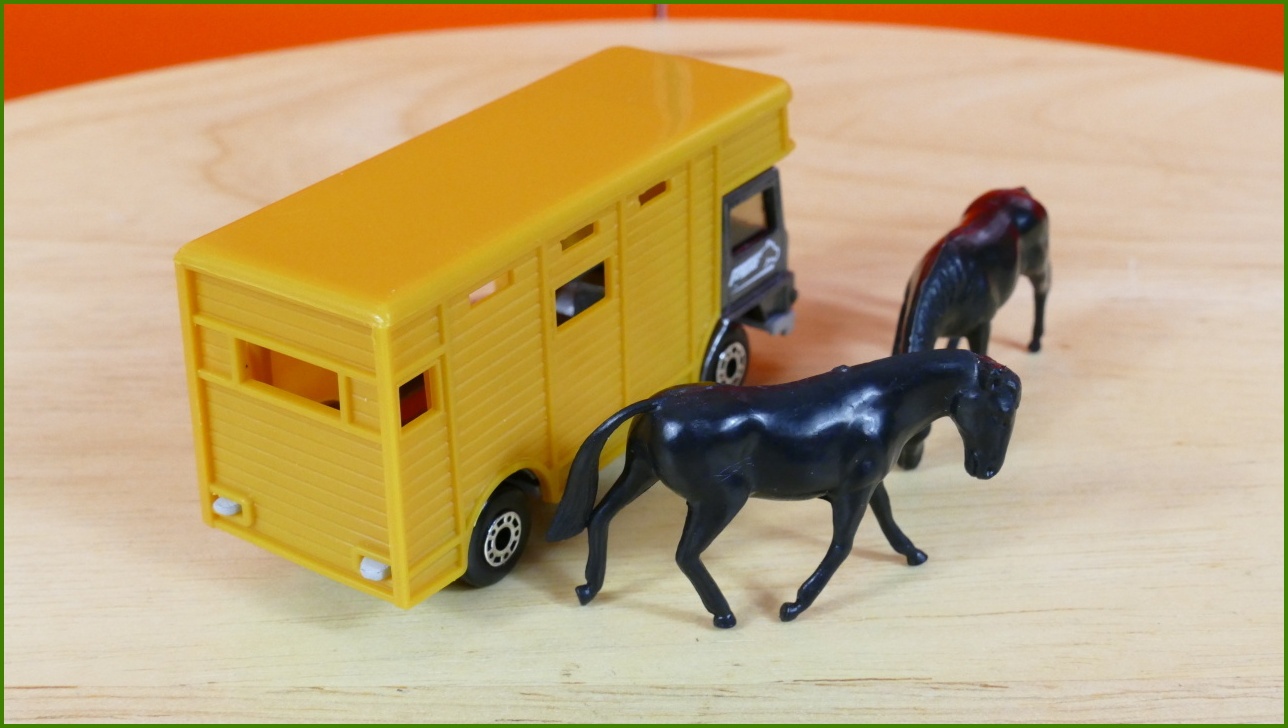 Matchbox Autíčko No.29 - Horse Transporter