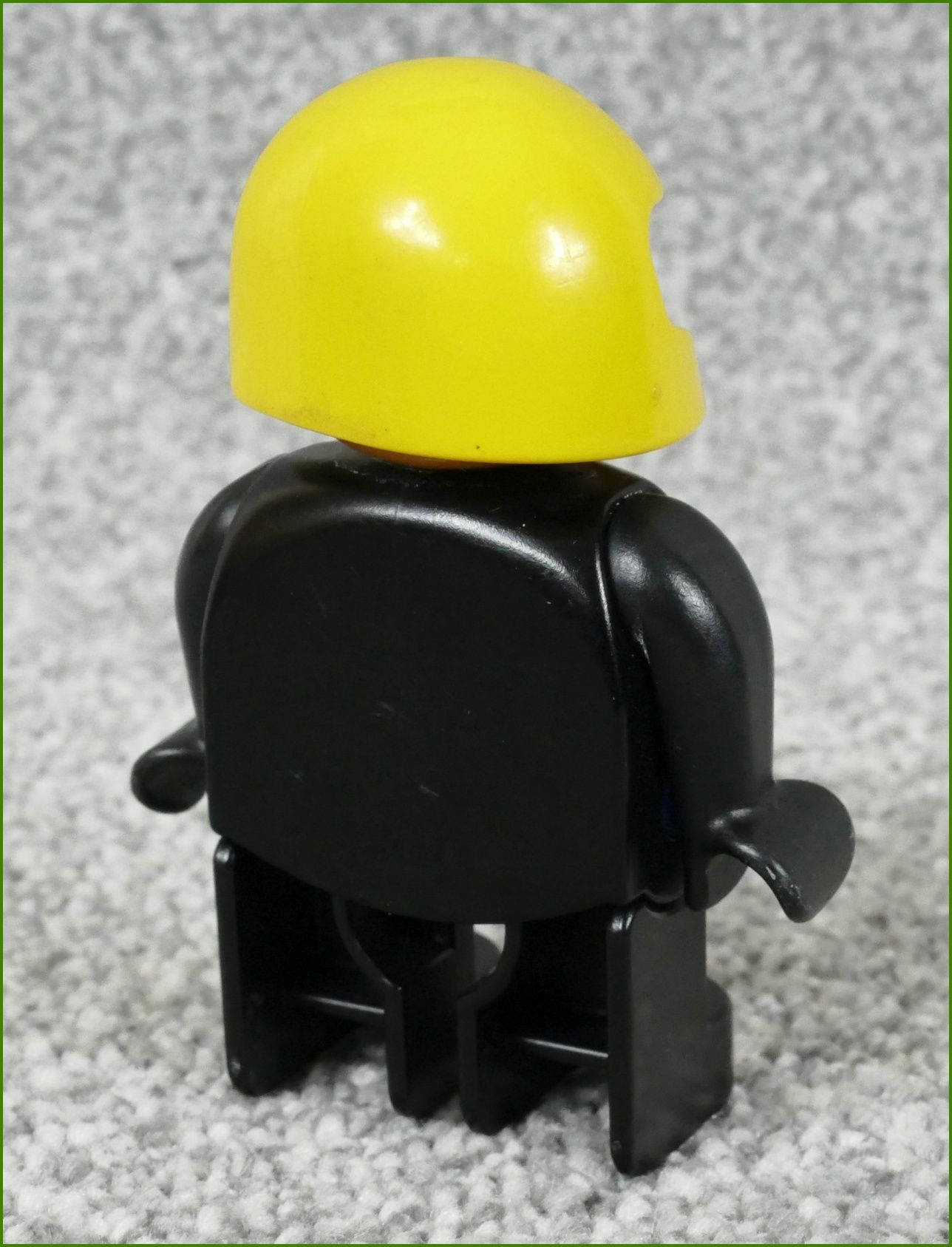 Lego® Duplo® Figurka Závodník v Černém - Žlutá Helma