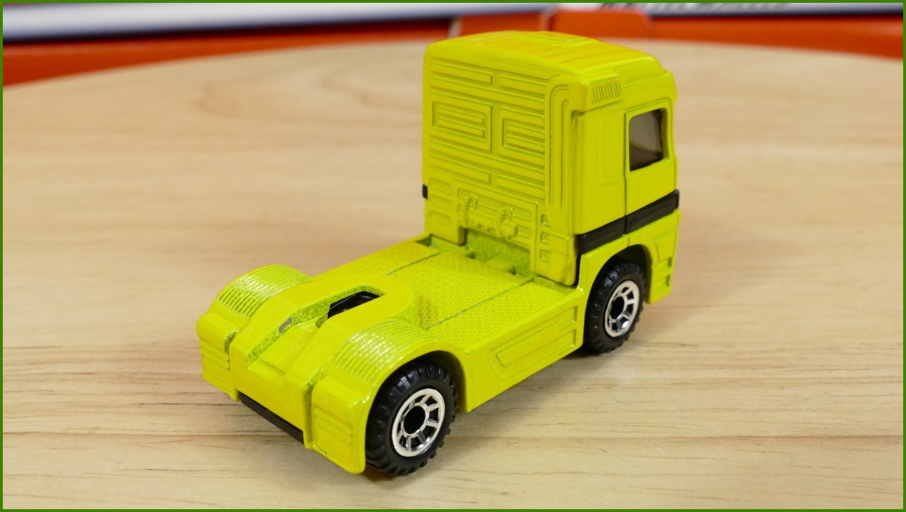 Matchbox Autíčko #64 - Mercedes-Benz Actros