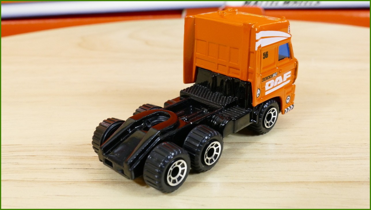 Matchbox Autíčko #65 - DAF Space