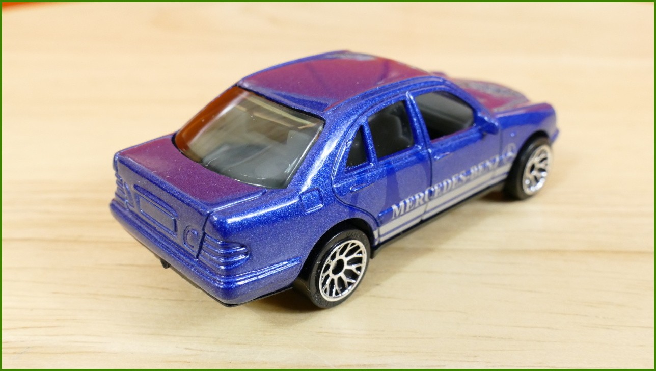 Matchbox Autíčko #8 - Mercedes-Benz E-Class