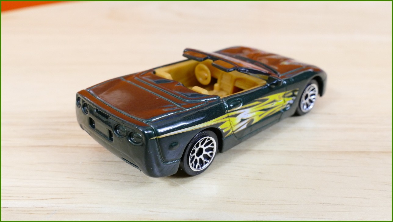 Matchbox Autíčko #8 - Corvette 2000