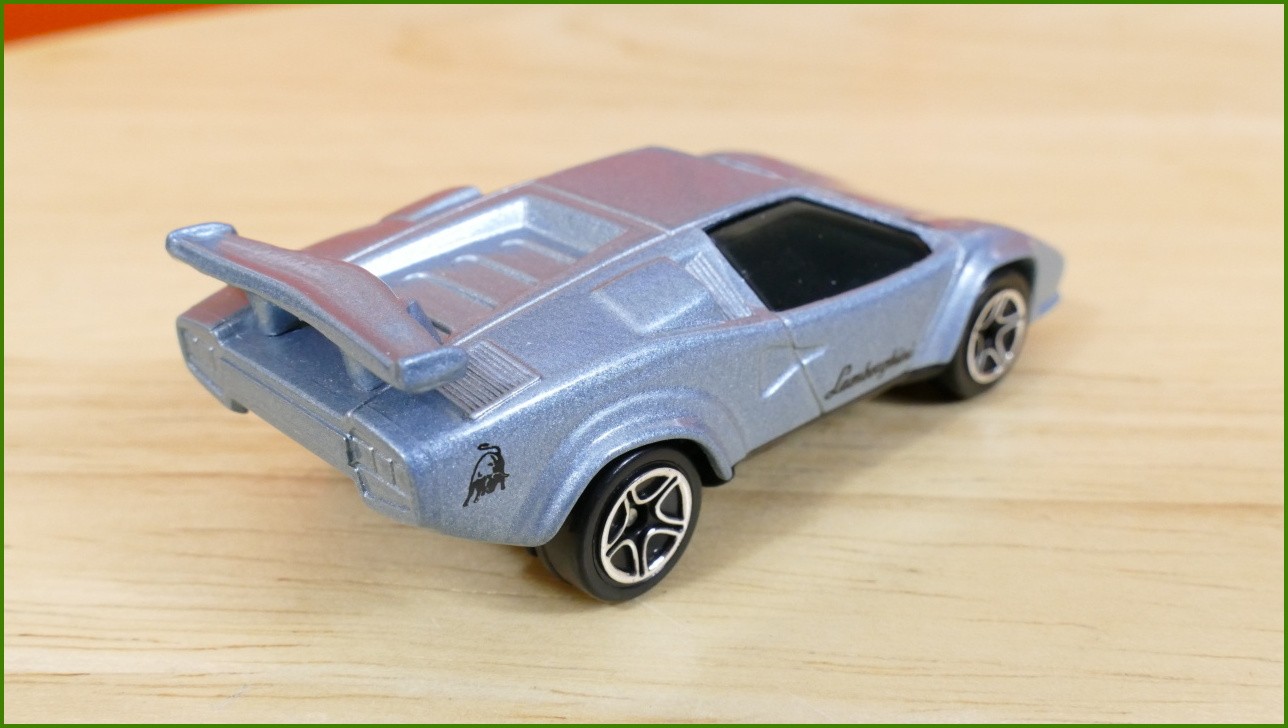 Matchbox Autíčko #26 - Lamborghini Countach