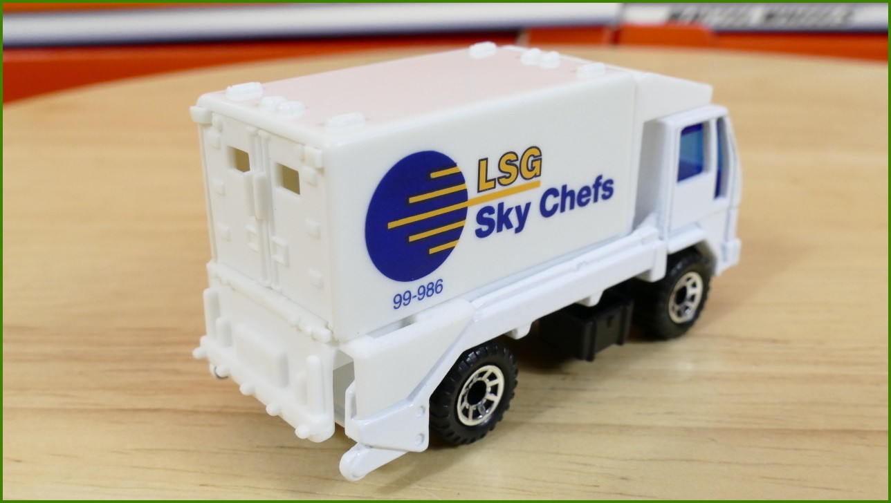 Matchbox Autíčko #12 - LSG Sky Chefs Catering