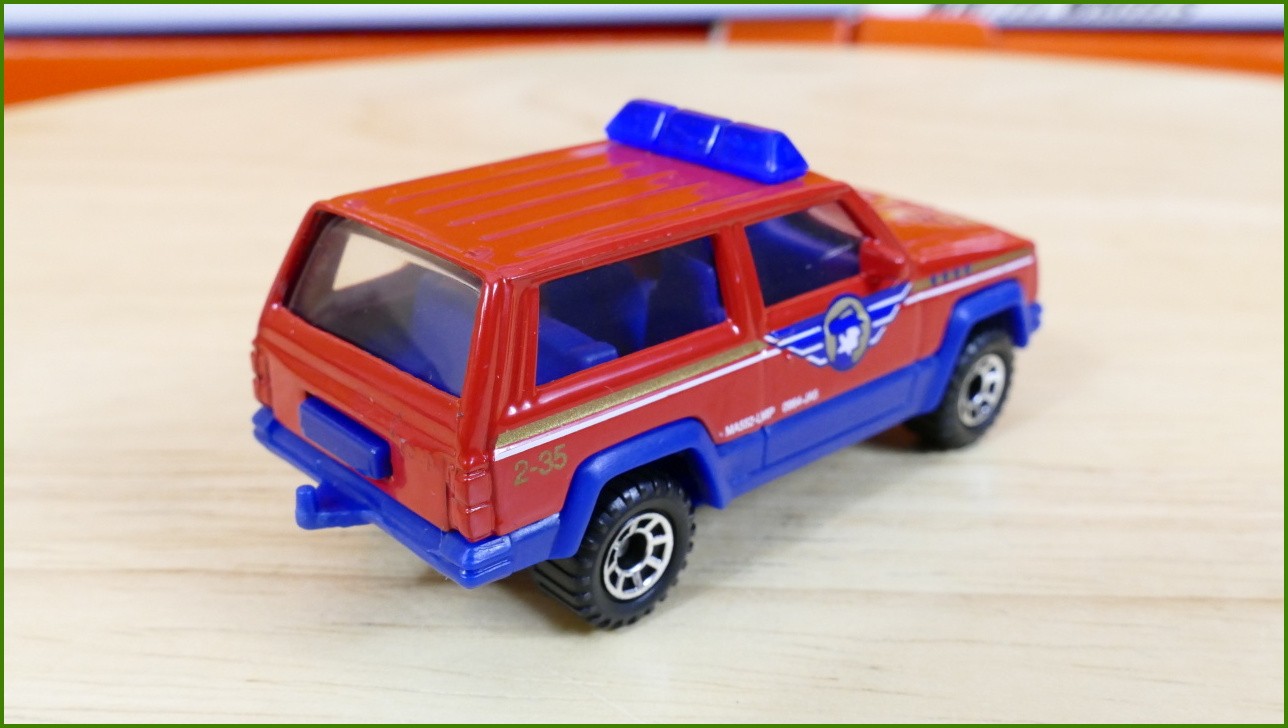 Matchbox Autíčko #23 - Fire Chief Jeep Cherokee