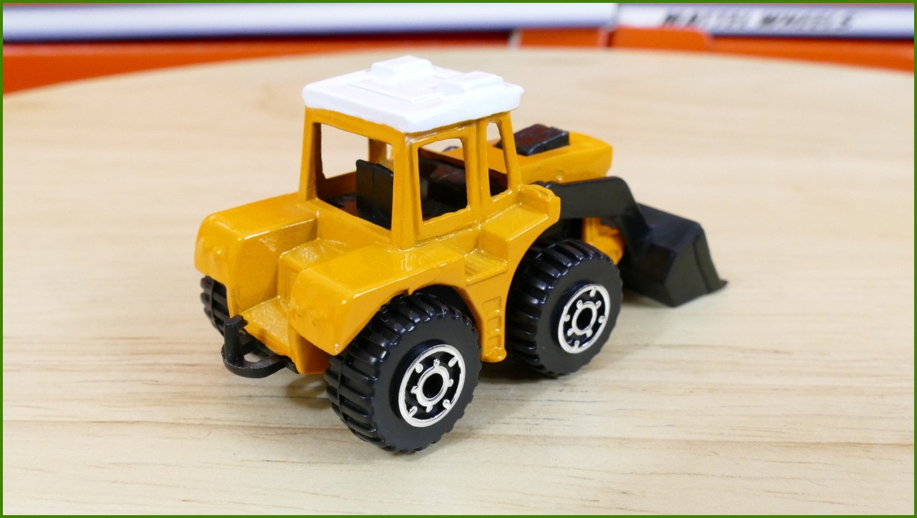 Matchbox Autíčko #8 - Tractor Shovel