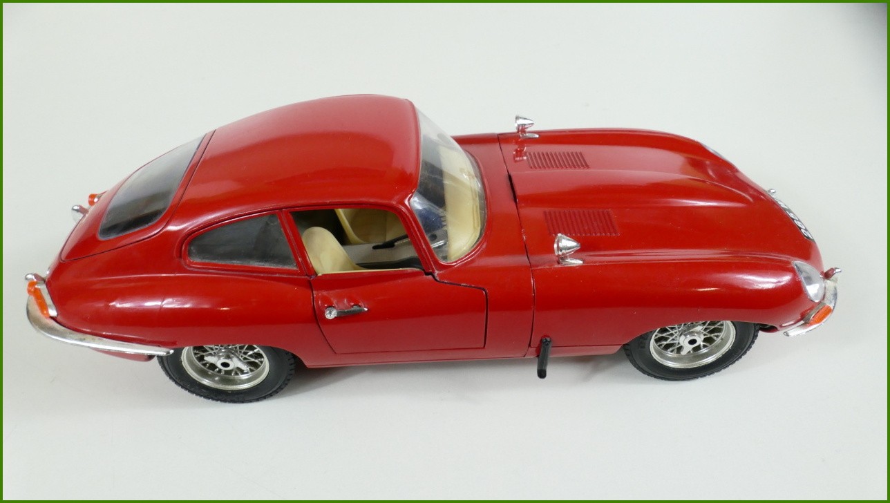 Kovový Model Bburago 1:18 - Jaguar "E" (1961)