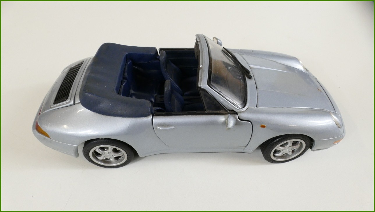 Model Maisto 1:18 - Porsche 911 Carrera Cabriolet (1994) - Viz Popis